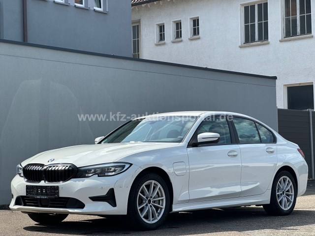 BMW 330e Lim. Driv.Ass.Prof. M Lenkrad LiveProf. PDC AHK 